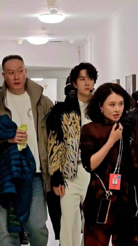 郭富城王一博超跑舞台燃炸全场，顶流跨界极限运动引热议