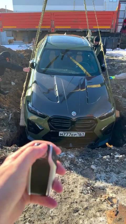 一名俄罗斯男子将一辆价值14.2万美元的宝马M5 CS埋入地下，并用水泥覆盖