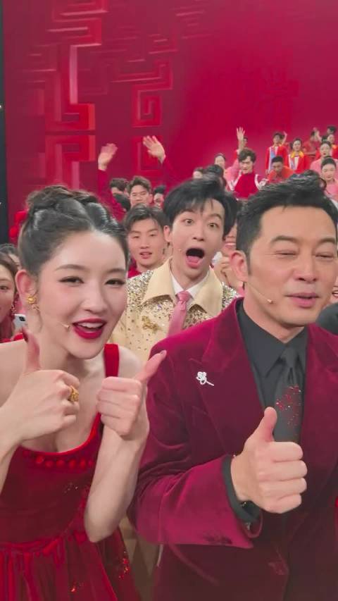 黄子弘凡春晚现场摇头晃脑 被尼格买提镜头捕捉