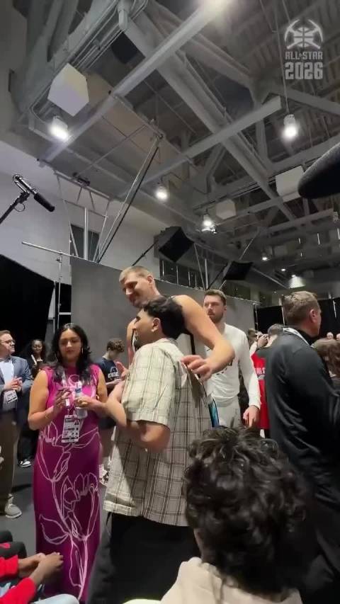 卢卡是真的能干出来这个事，趁着约基奇不注意在后面还回来一脖喽，太皮了