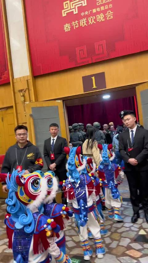 春晚后台的刘浩存，一键丝滑的穿上了衣服