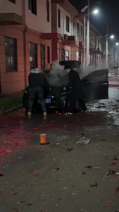 又一个过年放炮引燃车辆的…九代凯美瑞机盖锁这么难开吗？