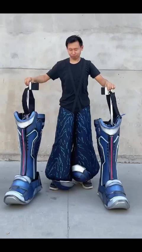 我承认被戴上头盔的那一瞬间帅到了 ！