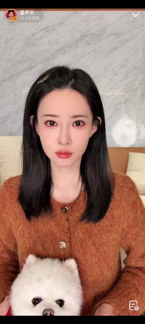 孟子义开直播结果被弹幕吐槽说粉没抹匀，大胆，这可是孟姐自己化的妆啊