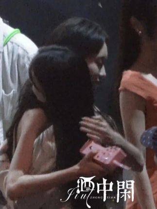 陈都灵孟子义周也互动引热议，两度相拥隔空亲吻