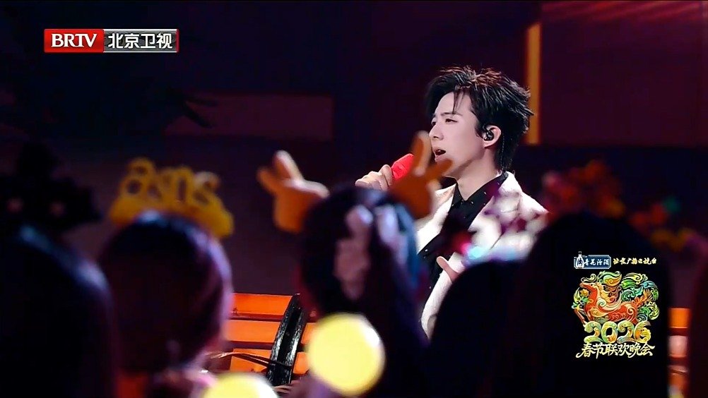 刘宇宁《该相逢的人会相逢》舞台，今天白西装造型好看