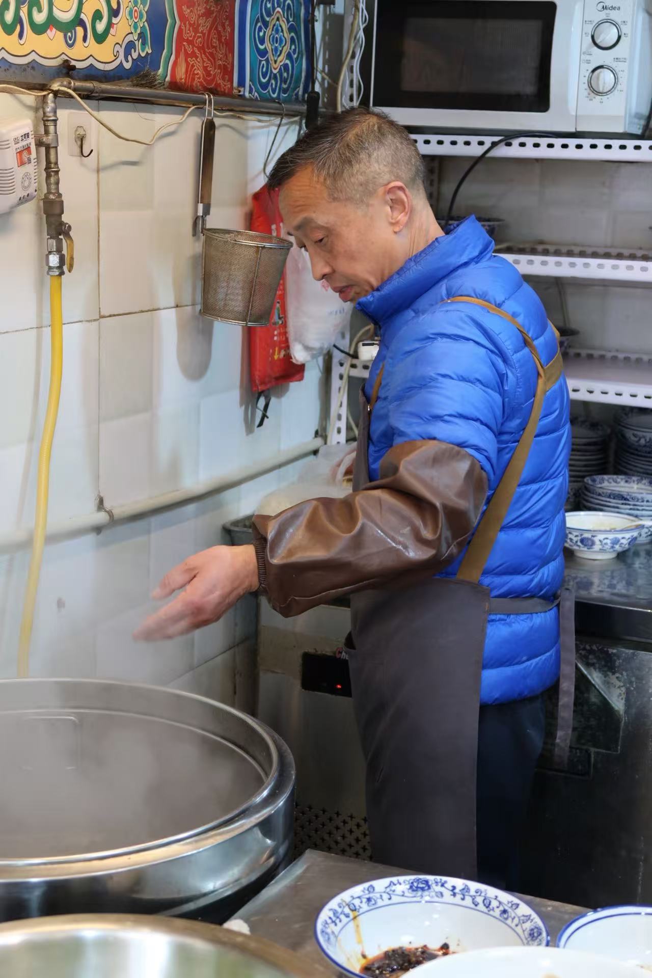 老街雜醬麵館老闆尹青海正在煮麵。新京報記者 吳淋姝 攝