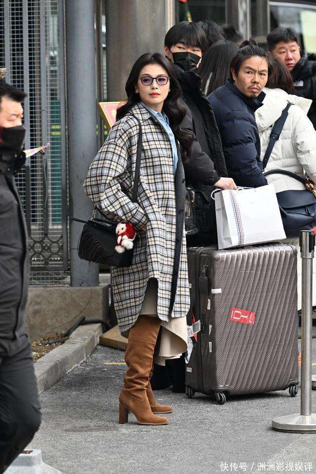 九登春晚!刘涛二联排两套造型封神,红围巾配羽绒服年味拉满