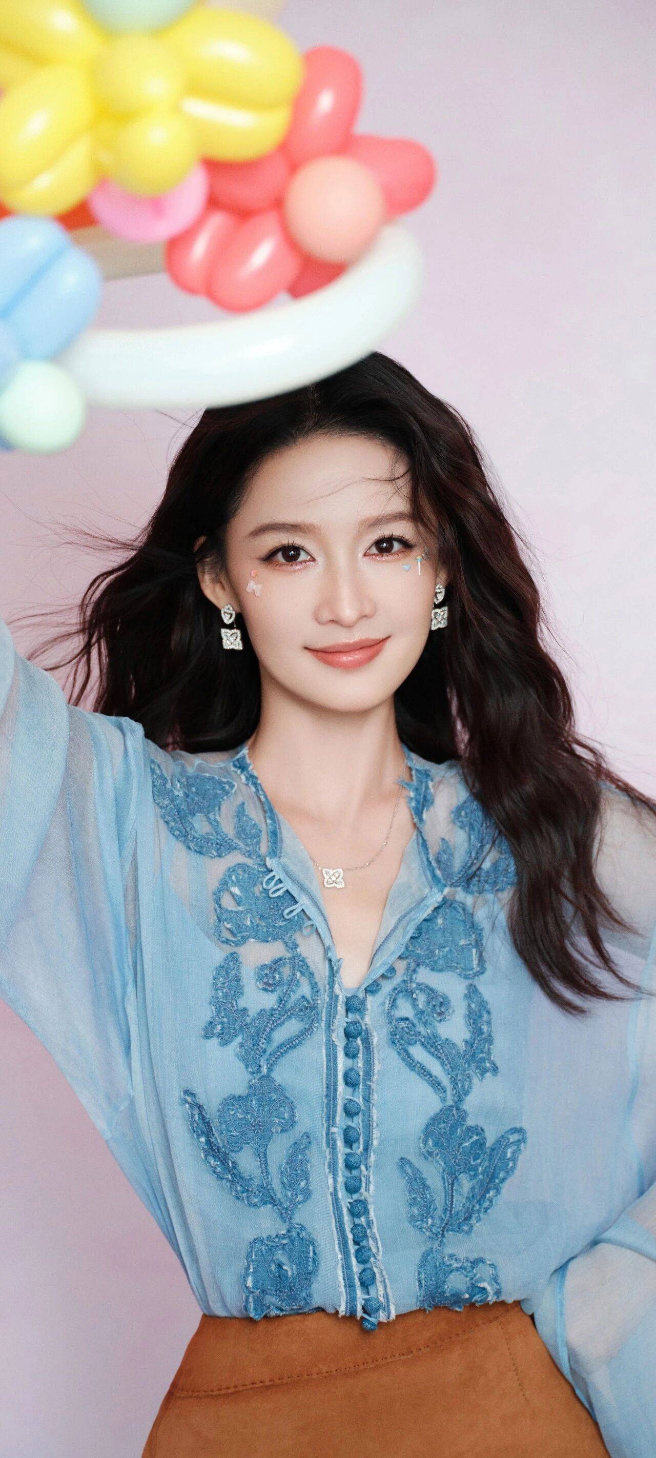 李沁 生日写真：甜暖交织，美成梦幻画卷！