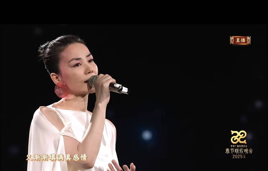 从燕园到春晚,王菲让这支北大乐队的原创歌曲“怦然心动”