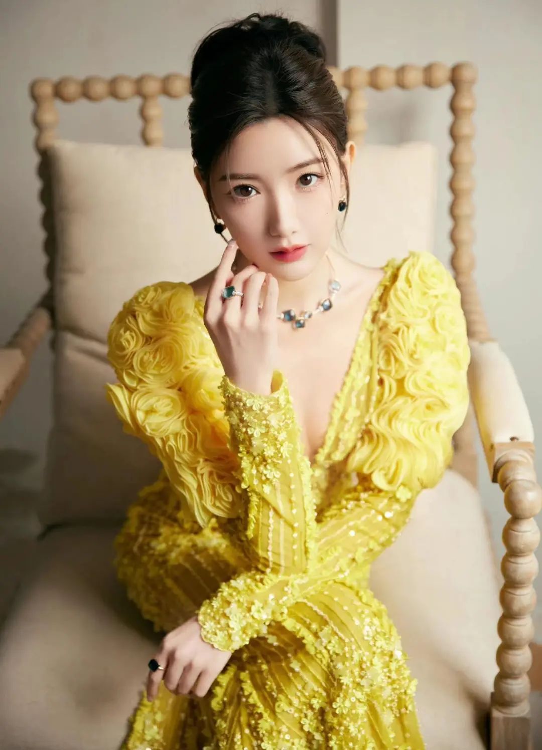 毛晓彤：春晚温婉表象下，热情奔放的灵魂在 “燃烧”