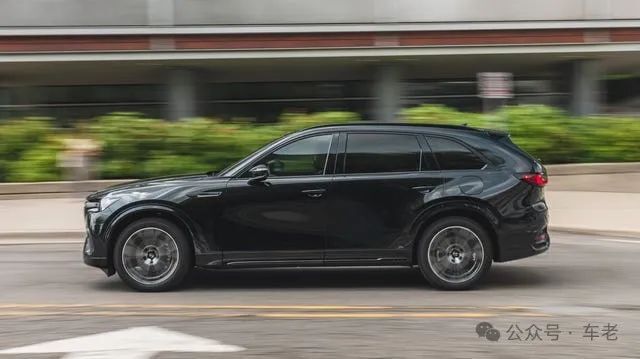 2025款马自达CX-70是一款灵活的中型越野车,针对的是那些在峡谷里装载货物的人。