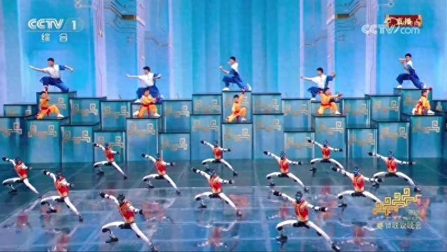 宇树机器人与河南塔沟武术学校的小朋友同台呈现的节目《武BOT》 视频截图