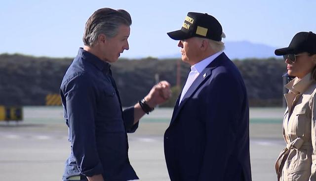 去年1月，特朗普访问加州山火受灾地区，与纽森会面 视频截图