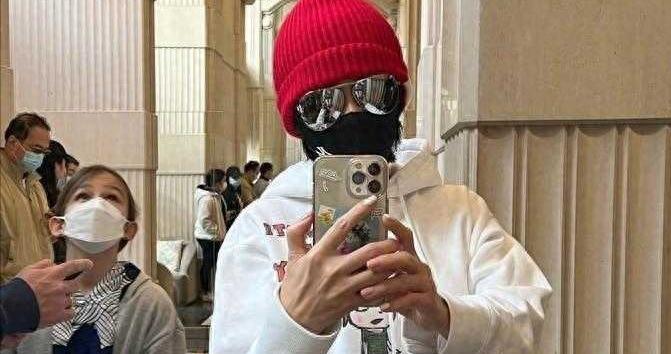 60岁刘嘉玲打扮真洋气，穿6万卫衣+红裤子+毛线帽，时髦又洋气