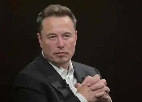 被比亚迪反超后再遭重创！特斯拉困境：高管出走与自动驾驶豪赌