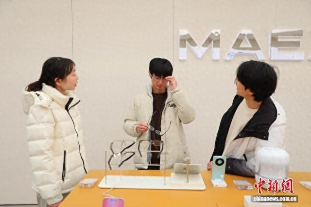 2月17日，在重庆光环购物公园某商店内，顾客正在试戴AI眼镜。梁钦卿 摄
