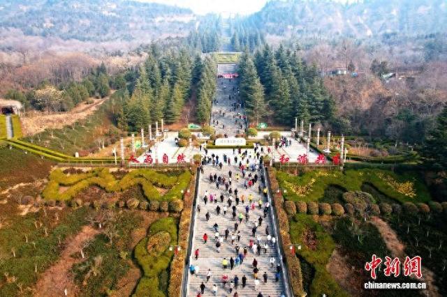 图为登高活动现场。(赛事主办方供图)