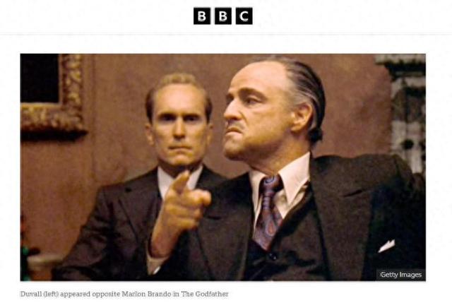 杜瓦尔（左）与马龙·白兰度在《教父》中演对手戏。图片来源：BBC报道截图