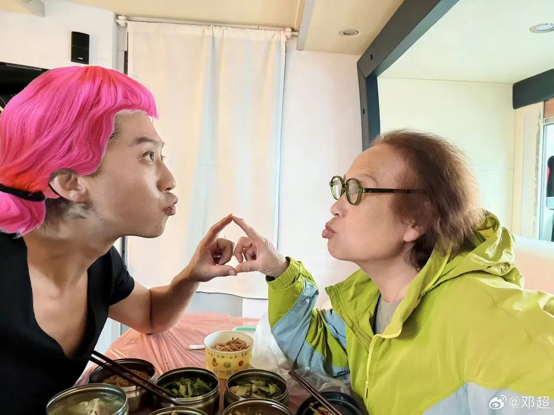 邓超晒与78岁母亲合照,发文撒娇:被妈妈揍了_澎湃号·媒体-The　Paper