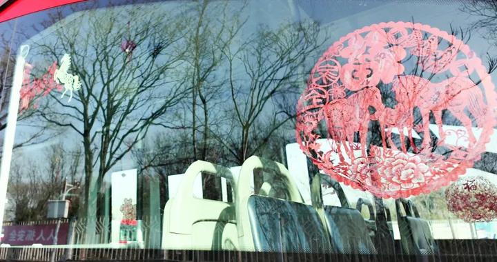 新春走基层丨车厢满年味！北京1路公交车上线新春主题