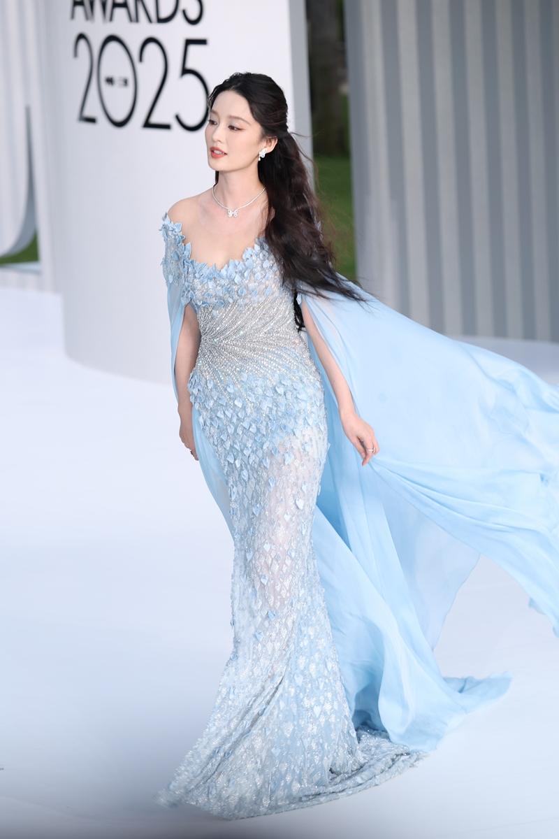 李沁三重暴击:红毯封神、演技开挂、综艺圈粉,杀出“沁”式花路