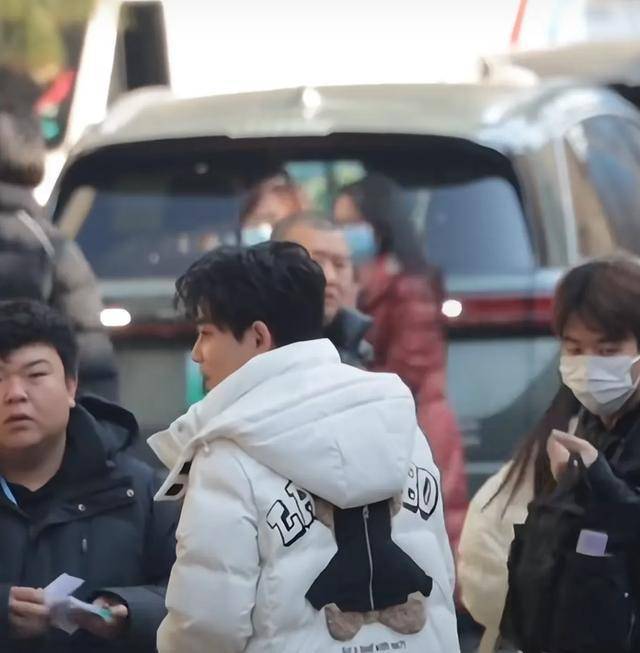 2025年春晚第四次联排，0713男团齐现身，宋佳look超酷，姜妍依旧甜美_穿着_羽绒服_张远和