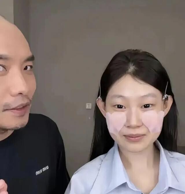 沈佳润的化妆师是王亚飞,他是业内顶级彩妆师,以单眼皮妆容设计