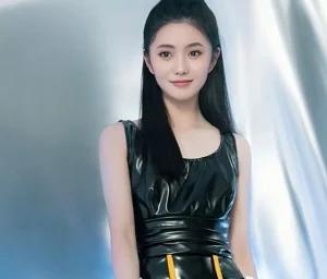 刘浩存现身重庆某汽车品牌活动现场