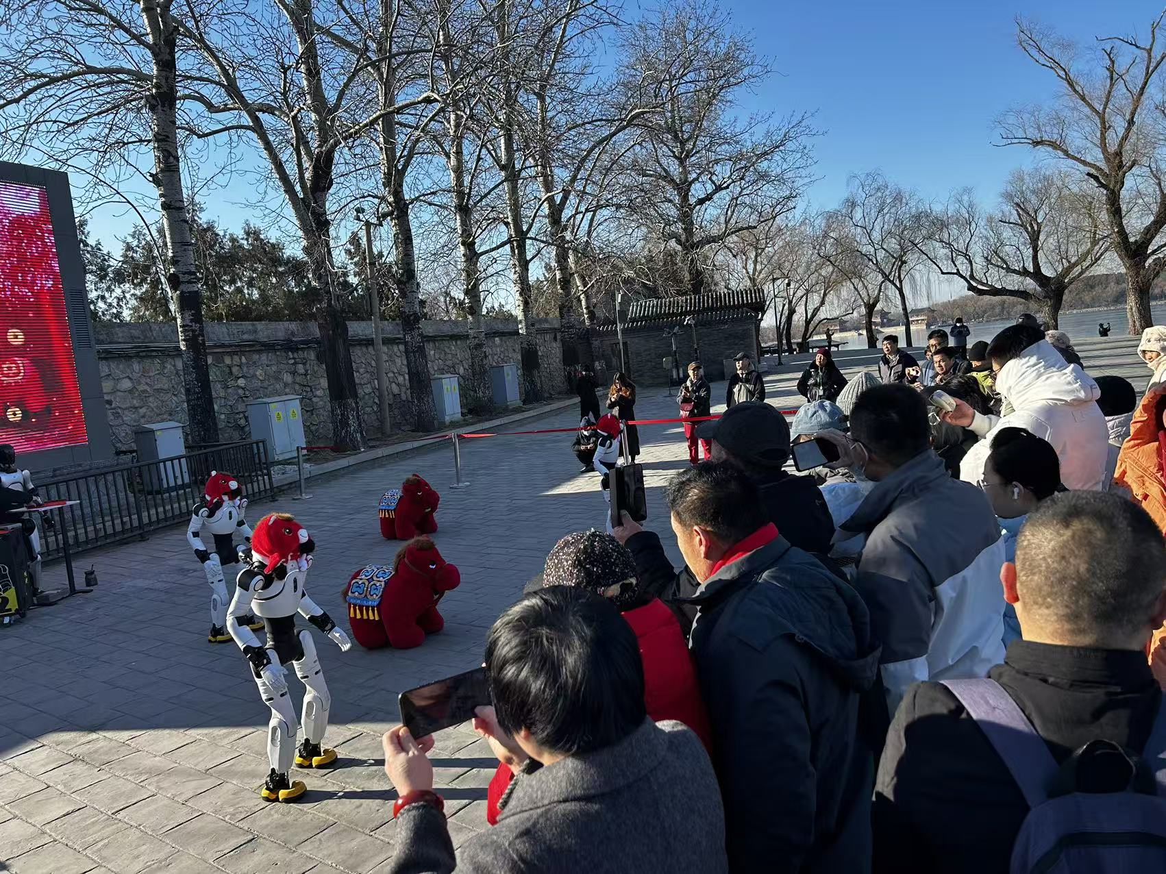頤和園上演機器人表演。頤和園供圖