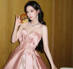 颜值身材双在线！孟子义粉色抹胸裙显纤细体态，手拿汉堡娇俏出圈