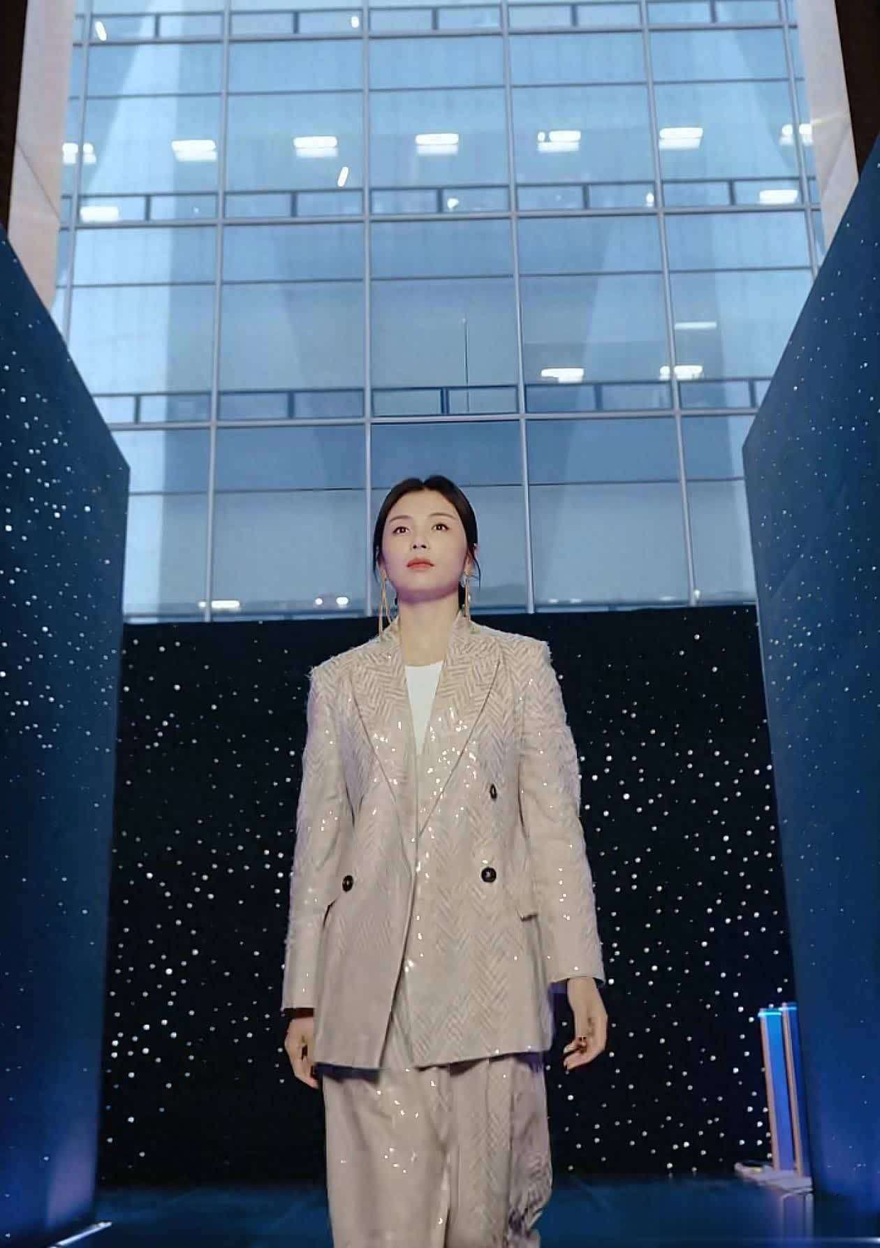 47岁刘涛最新穿搭美如27岁,亮片西装配开叉裙优雅干练