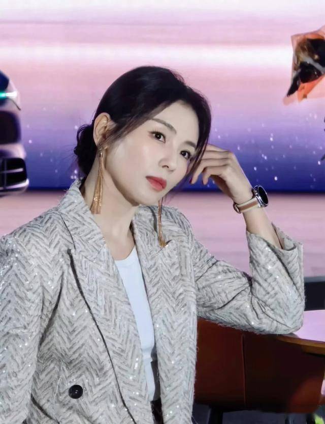 45岁刘涛亮相问界之夜!老钱风出圈,妈咪感拉满全网直呼太有魅力