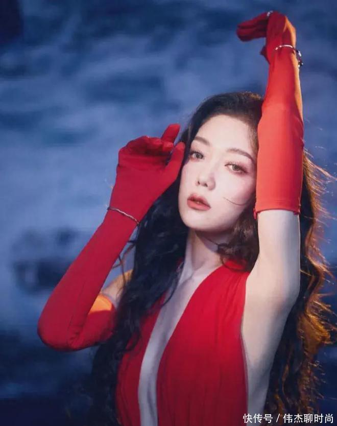 希林娜依高跨年晚会丢失戒指,全网紧急求助,直呼赔不起惹争议