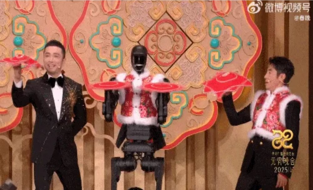 撒貝寧牽機器人鬧元宵 網友笑噴：憑什麼小撒可以穿褲子