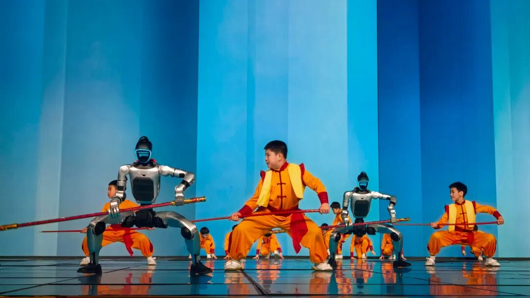 河南功夫小子遇上钢铁侠！春晚“人机共武”揭秘：机器人一个动作要学百遍、人机对练怕被铁拳打