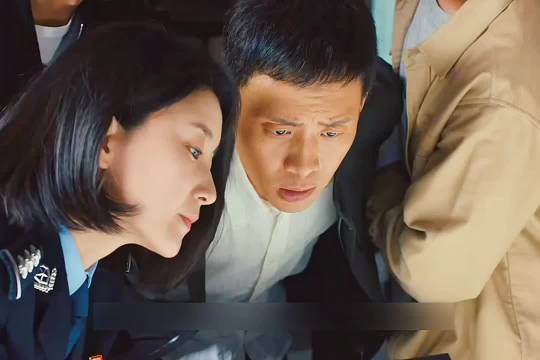 刑警队长凭吊坠数字破解12年悬案，张译王俊凯主演《重生之门》