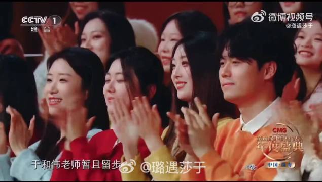 于和伟获赠长江万里图武汉段复制件致敬无名英雄