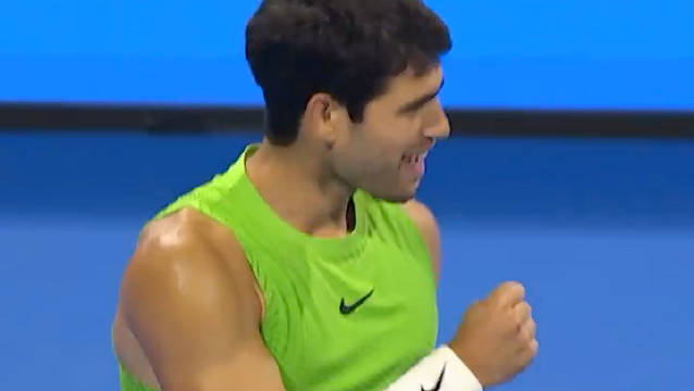 阿卡多哈赛首轮告捷，硬地26连胜创纪录