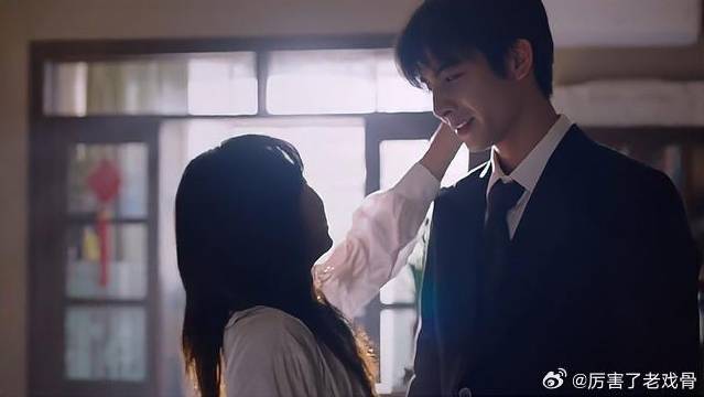 李尖尖想要香一个，哪料臭美老爸驾到，场面太搞笑