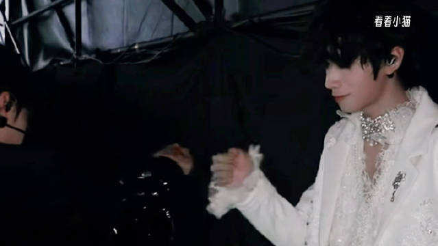 小杰：我的小猫好可爱 (*≧▽≦)