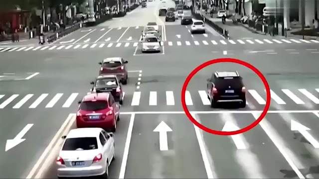 奔驰女司机拒绝礼让消防车，加速通过路口导致4车相撞