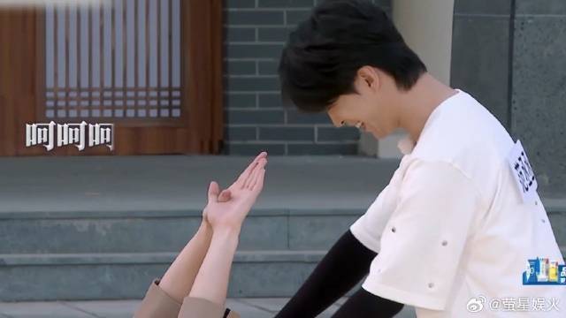 千万别让白鹿描述动作 范丞丞张凌赫动作过于暧昧，没眼看