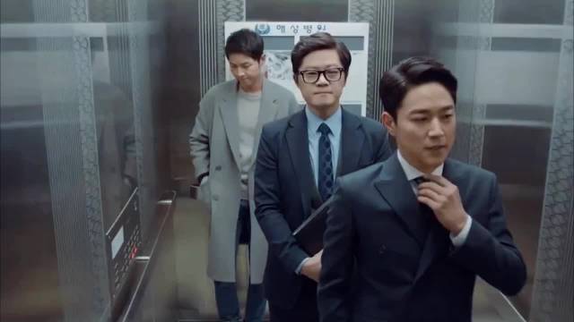 情敌电梯碰面，正牌男友直接大方介绍自己 太阳的后裔