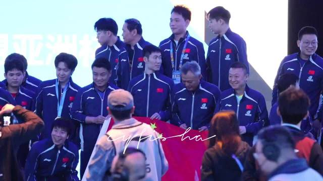 大合照上的“王楚钦孙颖莎新年快乐”