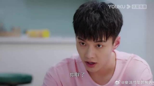 何与李溪芮互动引热议，腹肌诱惑撩动观众心