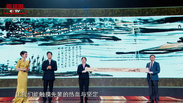 于和伟获赠长江万里图武汉段复制件