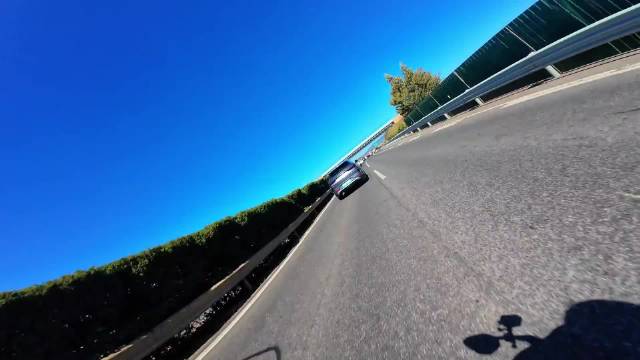 货车司机行驶中突感车身异样