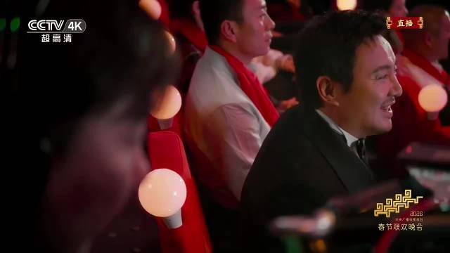 真的要被沈腾笑死了哈哈哈，余光瞄到镜头立马扔了橘子皮鼓掌哈哈哈