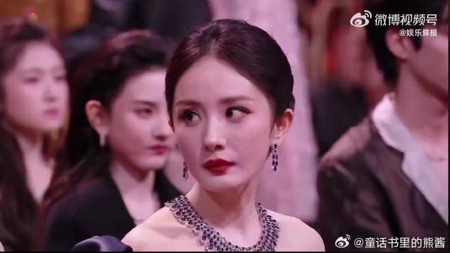 杨幂杨紫微博之夜内场坐一起，两个爆剧女王一直在热聊